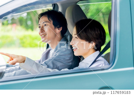 ドライブをする夫婦　車で出かけるカップル 117659183