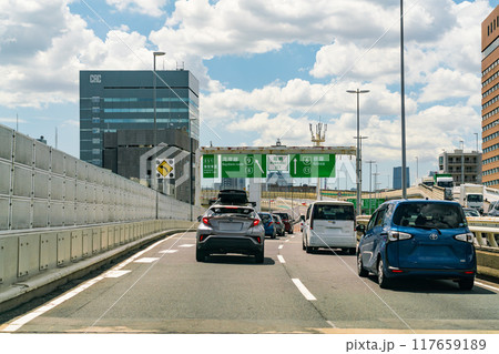 渋滞する高速道路 渋滞する高速道路 117659189