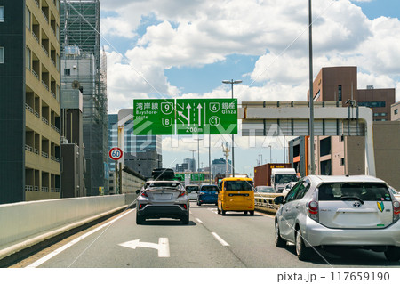 渋滞する高速道路 渋滞する高速道路 117659190