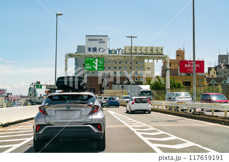 渋滞する高速道路 117659191