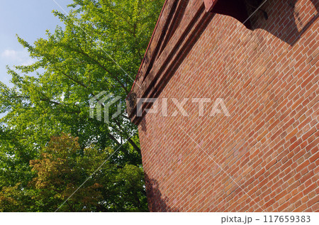 旧街道に佇むレンガ造りの瀟洒な建物。今は役目を終えた発電所。夏の日、静かに田園風景に溶け込んでいた。 117659383