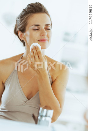 Young woman using cotton pad 117659619