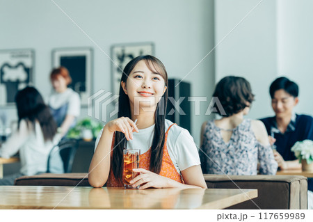 カフェでくつろぐ若い女性 117659989