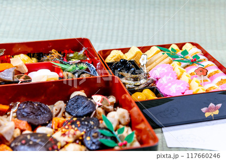 ゴザの上に置かれた三段重のお節料理 117660246