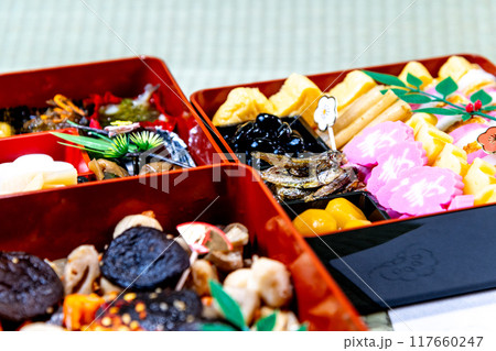 ゴザの上に置かれた三段重のお節料理 117660247