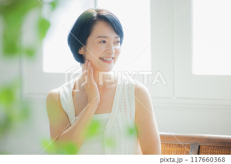 スキンケアするミドル女性　 117660368