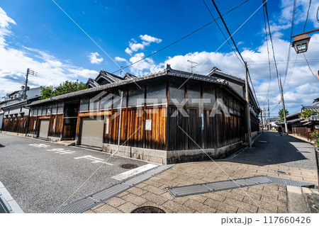 【重要伝統的建造物群保存地区】富田林寺内町 古い造り酒屋と通りの風景 大阪府富田林市 【重要伝統的建造物群保存地区】富田林寺内町 古い造り酒屋と通りの風景 大阪府富田林市 117660426