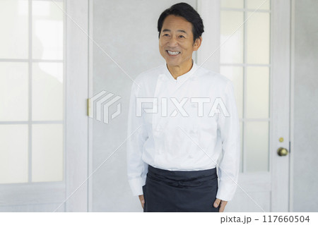 オーナーシェフのミドル男性 117660504