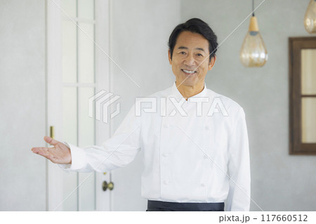 オーナーシェフのミドル男性 117660512