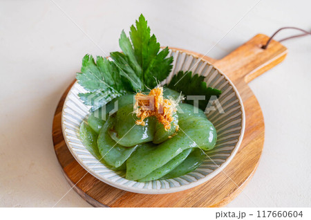 薬味をトッピングした刺身こんにゃく 薬味をトッピングした刺身こんにゃく 117660604