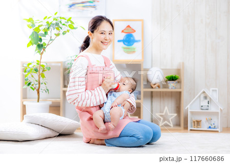 赤ちゃんを抱っこするママ ミルクをあげる 赤ちゃんを抱っこするママ ミルクをあげる 117660686