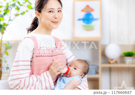赤ちゃんを抱っこするママ　ミルクをあげる 117660687