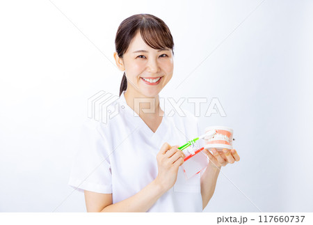 歯医者　女性 117660737