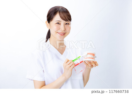 歯医者　女性 117660738