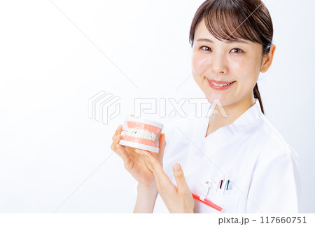 歯医者　女性 117660751