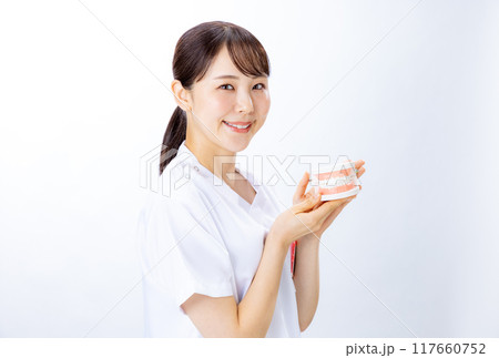 歯医者　女性 117660752