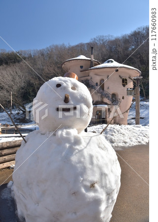 大きな雪だるまがお出迎えをする、あけぼの子どもの森公園 117660983