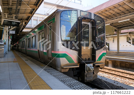 仙台駅に停車している仙山線、JR東日本E721系電車 117661222