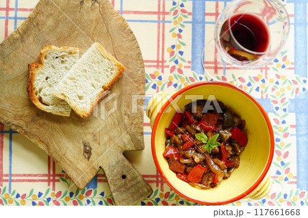 イタリア　シチリアの伝統料理　夏野菜のトマト煮込み　カポナータ　俯瞰 117661668
