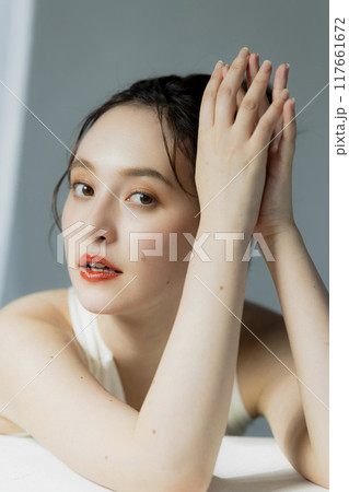 黒いドレスの女性のポートレート 黒いドレスの女性のポートレート 117661672