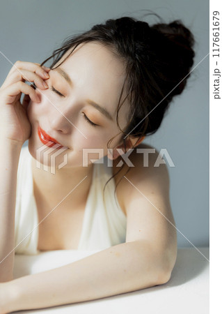 黒いドレスの女性のポートレート　 117661679