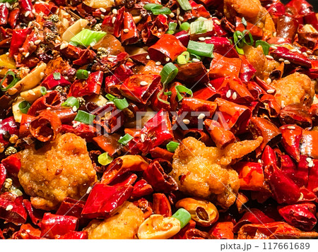 中国四川料理・辣子鶏（鶏肉の唐辛子炒め） 117661689