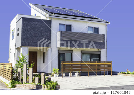 太陽光パネルとベランダのあるエコ住宅 太陽光パネルとベランダのあるエコ住宅 117661843