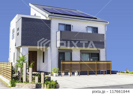 太陽光パネルとベランダのあるエコ住宅 117661844