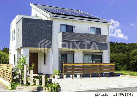 太陽光パネルとベランダのあるエコ住宅 117661845