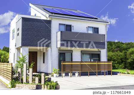 太陽光パネルとベランダのあるエコ住宅 太陽光パネルとベランダのあるエコ住宅 117661849