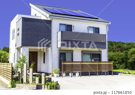 太陽光パネルとベランダのあるエコ住宅＿映り込みバージョン 117661850
