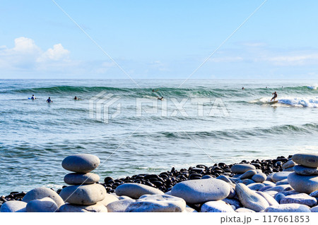 鳴り石の浜とサーファーの男たち 117661853