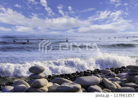 鳴り石の浜とサーファーの男たち 鳴り石の浜とサーファーの男たち 117661857