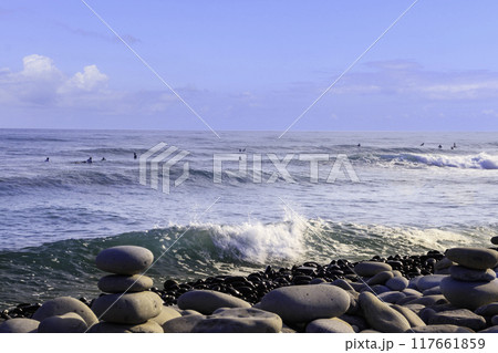 鳴り石の浜とサーファーの男たち 117661859