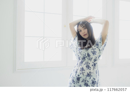 若い女性のヘアケアイメージ　 117662057