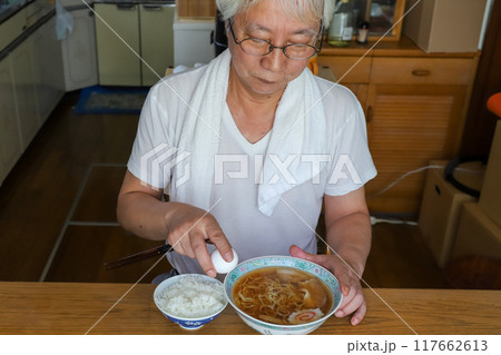 一人暮らしの寂しい食事風景 117662613