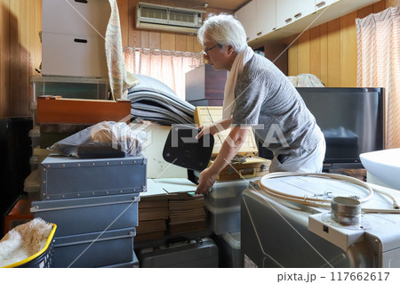 遺品整理をするシニア 遺品整理をするシニア 117662617