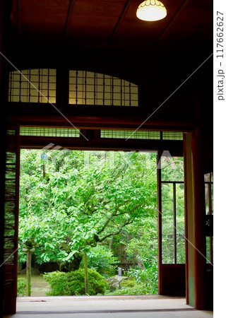 日本家屋から見る新緑の美しい庭園 117662627