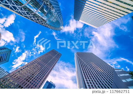 日本の東京都市景観 8月。新宿センタービルや損保ジャパン…、…コクーンタワーなどを望む＝20日 117662751