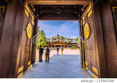 日本の寒川都市景観 相模國一之宮 寒川神社。神門の奥に御本殿が見える=令和6年7月21日 日本の寒川都市景観 相模國一之宮 寒川神社。神門の奥に御本殿が見える=令和6年7月21日 117663108
