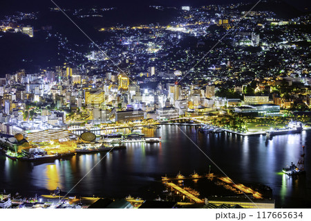 世界新三大夜景に輝いた稲佐山の夜景(長崎県長崎市稲佐町) 世界新三大夜景に輝いた稲佐山の夜景(長崎県長崎市稲佐町) 117665634