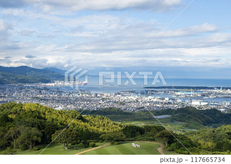 青い海と木々に囲まれた静岡県の清水港 駿河湾 青い海と木々に囲まれた静岡県の清水港 駿河湾 117665734