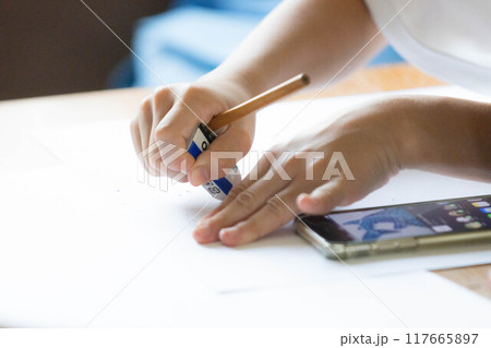 スマホを見本に絵を描くイメージ 117665897