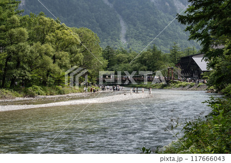 夏の上高地,梓川と河童橋/長野県 夏の上高地,梓川と河童橋/長野県 117666043