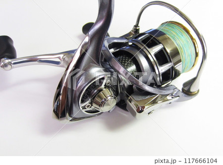 ルアーフィッシングや釣りで遠投できるスピニングリール 117666104