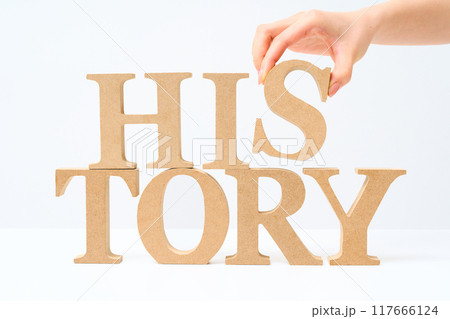 「HISTORY」と並べられたアルファベットの木製ブロック 「HISTORY」と並べられたアルファベットの木製ブロック 117666124
