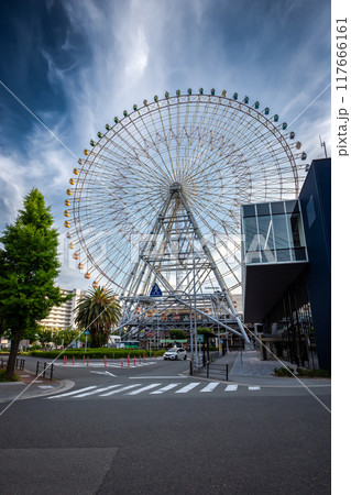 大阪海遊館前の大観覧車、5月17日、日本 大阪海遊館前の大観覧車、5月17日、日本 117666161