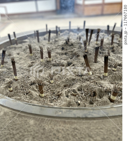境内で焚かれる線香 117667180