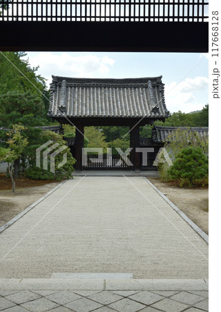 大玄関から見た薬医門　随心院 117668128