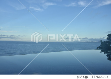 南紀白浜の海とプールにリフレクションする空 朝景 南紀白浜の海とプールにリフレクションする空 朝景 117668293